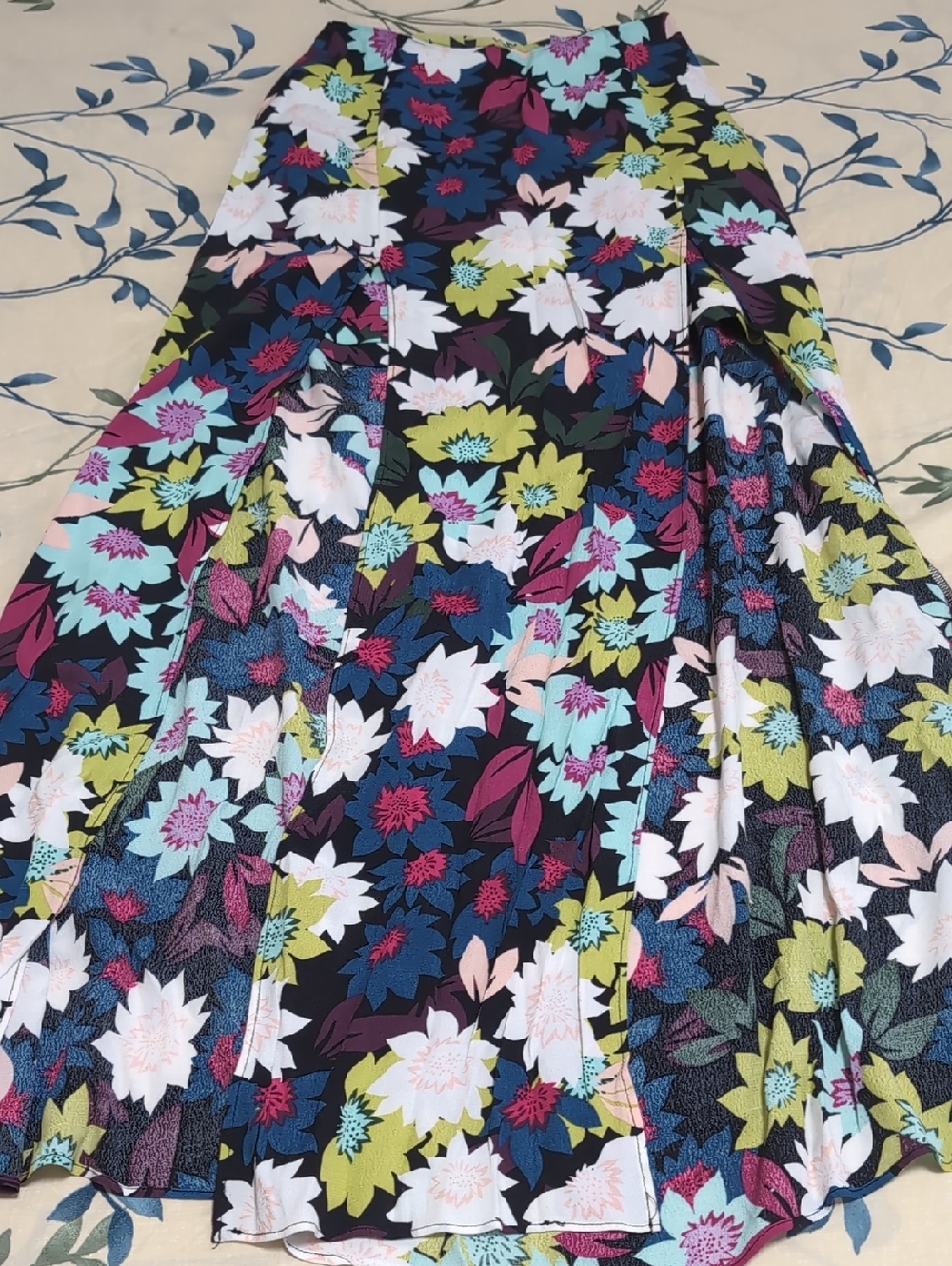 Guess Floral Skirt NWT 🌺 - Picture 2 of 3